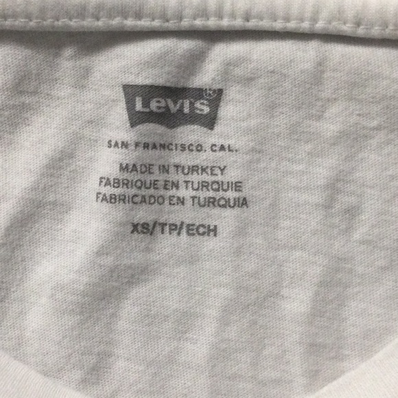 Levi’s white tee with print design - Picture 4 of 4